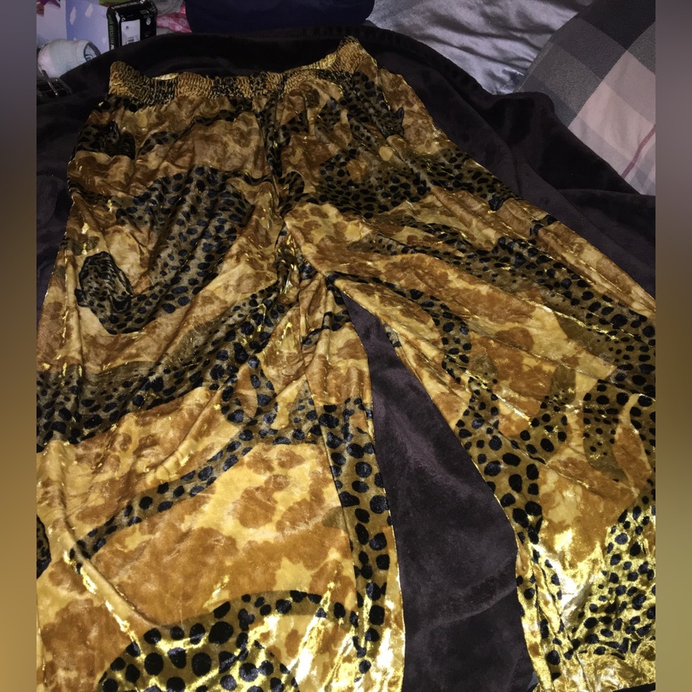 Sofia Vergara intimates sleepwear pants. Super soft, funky print & pockets.